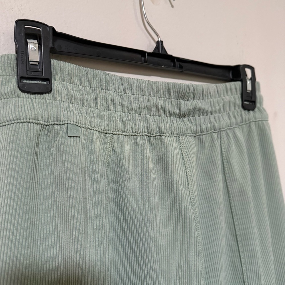 Lululemon Ribbed Softstreme Mid-Rise Wide-Leg Cropped Pant 25"
Palm Court Size 6 - Picture 11 of 12